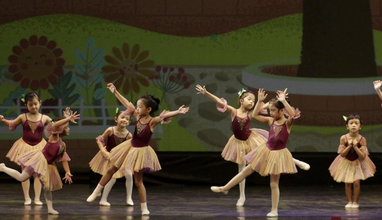 Penari ballet cilik saat pementasan di Teater Jakarta TIM, Sabtu, (12/9). Pertunjukan tari ballet oleh Namarina ini mengangkat tema "Di Bawah Langit Biru". (Bola.com/M Iqbal Ichsan)