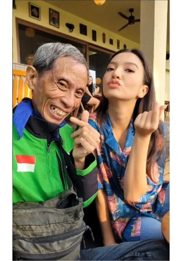 Momen driver ojol Babeh Ary bonceng Raline Shah. (Sumber: Instagram/ralineshah)