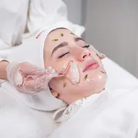 Perawatan wajah di klinik kecantikan. (dok. Unsplash/Soheil Kmp)