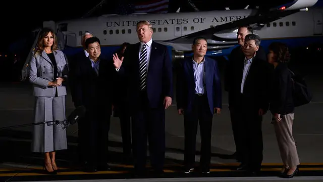 Presiden Donald Trump dan Ibu Negara Melania Trump menyambut kepulang tiga warga AS yang ditahan selama setahun oleh Korea Utara (AP/Susah Walsh)