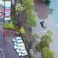 Banjir di jalan Mayjen Sungkono Surabaya akibat hujan deras. (Istimewa)