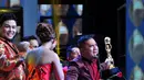 Indonesia Dangdut Awards 2014 memberikan penghargaan pada Saipul Jamil sebagai Penyanyi Solo Pria Paling Populer (Liputan6.com/Andrian M Tunay)