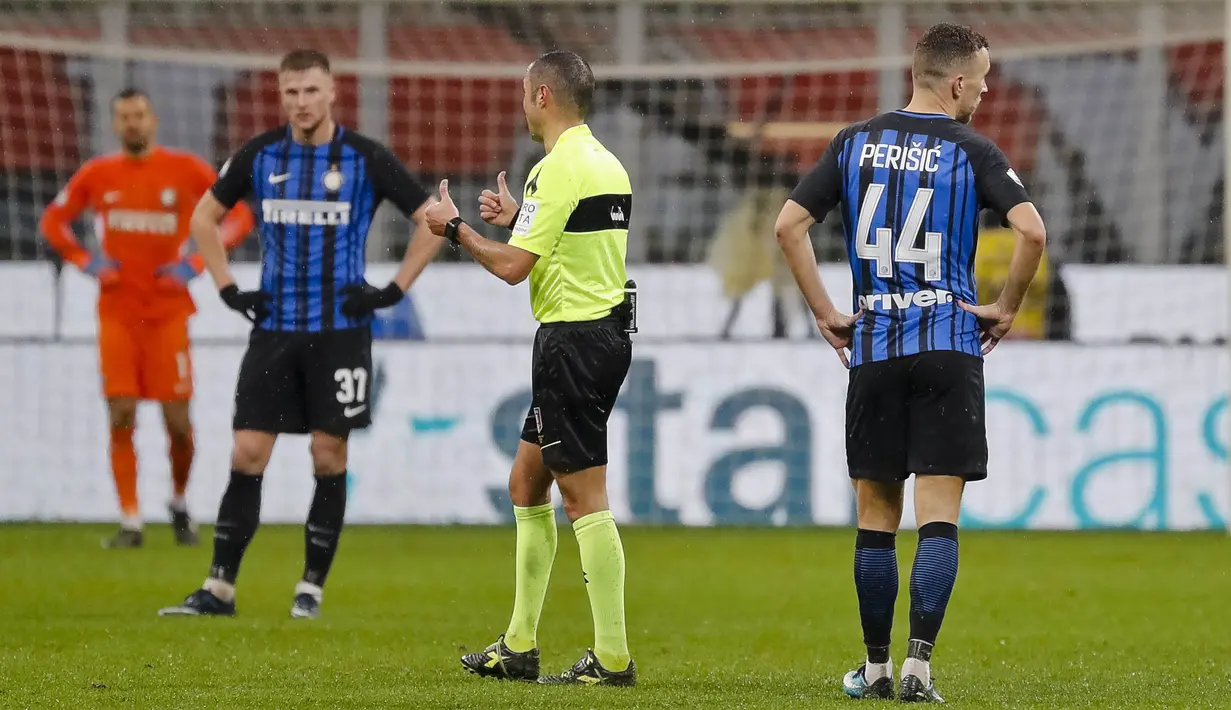 Pemain Inter Milan tampak kecewa usai ditaklukkan AC Milan pada laga perempat final Coppa Italia di Stadion San Siro, Rabu (27/12/2017). AC Milan menang 1-0 atas Inter Milan. (AP/Antonio Calanni)