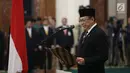 Ketua DPR Bambang Soesatyo membacakan surat pelantikan Sekjen DPR Indra Iskandar di Kompleks Parlemen, Jakarta, Selasa (22/5). Bambang Soesatyo memimpin langsung pelantikan Indra Iskandar. (Liputan6.com/JohanTallo)