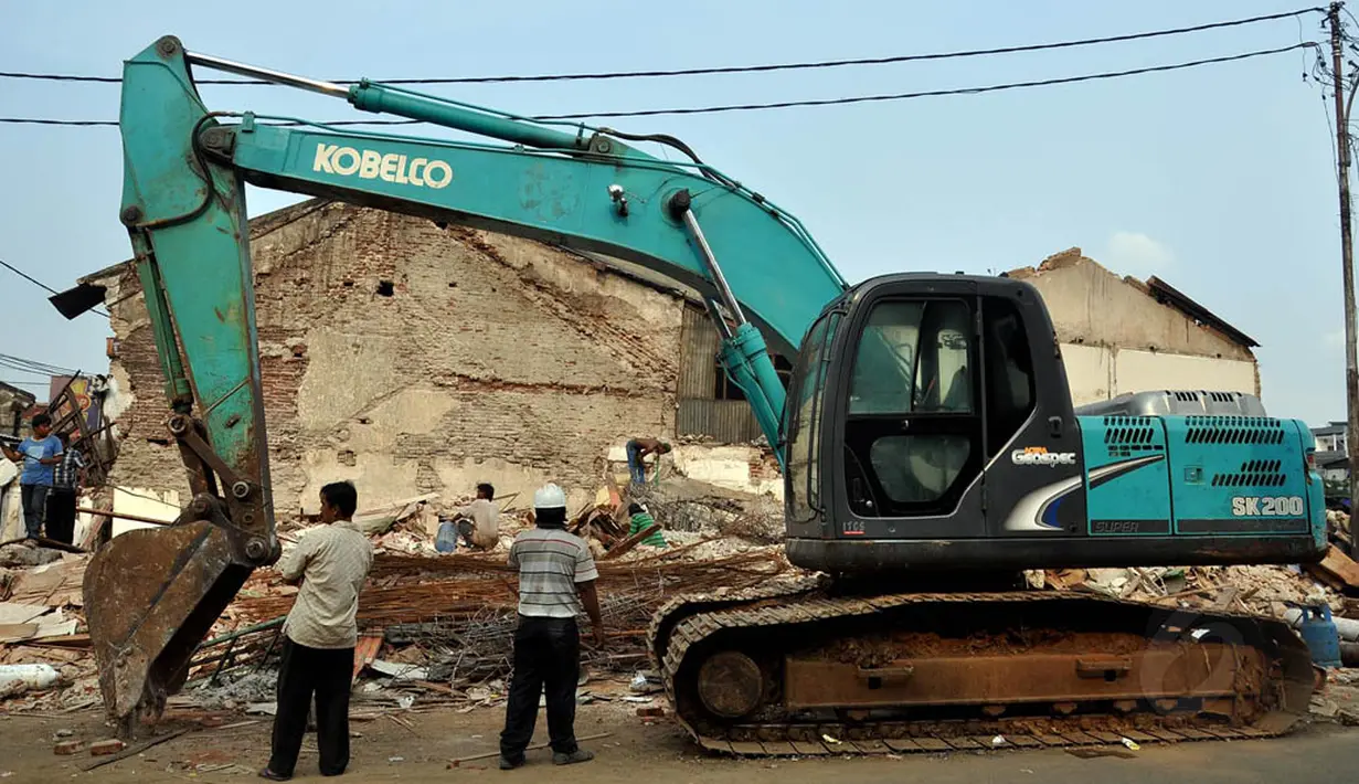 Alat berat terlihat masih terus melakukan aksinya untuk meratakan bangunan di Jalan Jatinegara Barat, Jakarta, (29/8/14). (Liputan6.com/Miftahul Hayat)