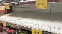 Rak di Coles Supermarket di Brisbane, Australia, yang biasanya diisi dengan strawberry punnets, terlihat kosong, 14 September 2018. (AP Photo via VOA Indonesia)