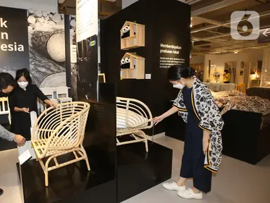 Pengunjung melihat produk buatan Indonesia di sela-sela pembukaan toko IKEA Mal Taman Anggrek di Jakarta, Kamis (7/4/2022). IKEA Mal Taman Anggrek yang menempati seluas 9,400 meter persegi menampilkan 22 room set yang desainnya terinspirasi dari kehidupan kota Jakarta. (Liputan6.com/Fery Pradolo)