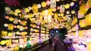 Warga memperhatikan ornamen lampu hias saat llumination of Jakarta: Glow of Peace di kawasan Bundaran Hotel Indonesia, Jakarta, Kamis (28/5/2026). (Kapanlagi.com/Budy Santoso)