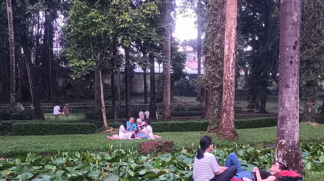 Beberapa masyarakat mengisi waktu luang dengan menikmati Taman Langsat, Jakarta Selatan. (Ika Defianti/Liputan6.com)