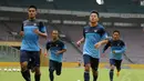 Pemain Timnas U-19 Indonesia, Evan Dimas (paling kanan) berlatih bersama seniornya jelang laga persahabatan melawan Timor Leste di Stadion GBK Jakarta, Senin (10/11/2014).(Liputan6.com/Helmi Fithriansyah)