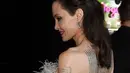 Angelina Jolie menghadiri acara Critics Choice Awards 2018 di Santa Monica, California, Kamis (11/1). Detail berbulu yang melingkari bagian dada hingga punggungnya menambah aksen tersendiri dalam penampilan Jolie kali ini. (KEVIN WINTER/GETTY IMAGES/ AFP)