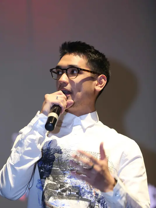 Penggarapan album 'Sides' Afgan dibantu oleh Mikael Adal Lozach atau lebih biasa disapa dengan SonaOne. Musisi berbakat asal Malaysia. (Nurwahyunan/Bintang.com)