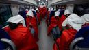 Pengunjuk rasa yang mendukung hak-hak perempuan berpakaian seperti karakter dari serial TV "The Handmaid's Tale" saat melakukan perjalanan untuk memprotes rencana pemerintah baru Perdana Menteri Benjamin Netanyahu untuk merombak sistem peradilan di sebuah stasiun kereta api di Yerusalem, Israel, 1 Maret 2023. Mengacu pada fenomena yang berkembang, harian Inggris The Guardian menggambarkan penampilan para pelayan sebagai salah satu simbol paling kuat dari protes feminis kontemporer. (AP Photo/Ohad Zwigenberg)