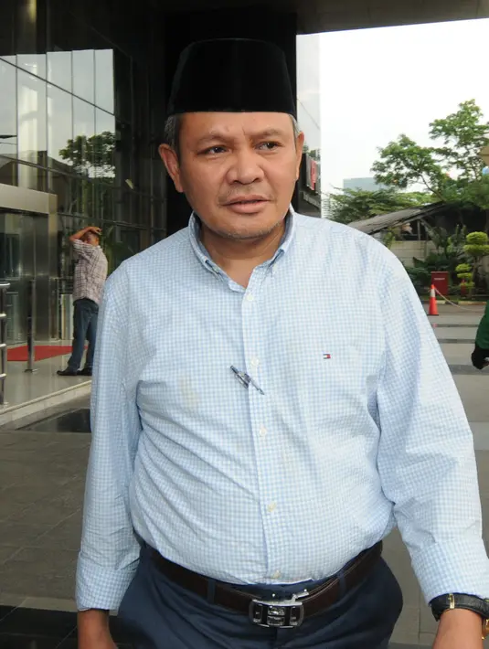 Anggota DPR RI dari Fraksi Demokrat, Khatibul Umam Wiranu berjalan usai diperiksa oleh penyidik KPK, Jakarta, Kamis (12/4). Khatibul diperiksa sebagai saksi tersangka Anggota DPR RI, Markus Nari. (Merdeka.com/Dwi Narwoko)