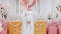 Gaya Feminin Aurel Hermansyah di Acara Baby Shower