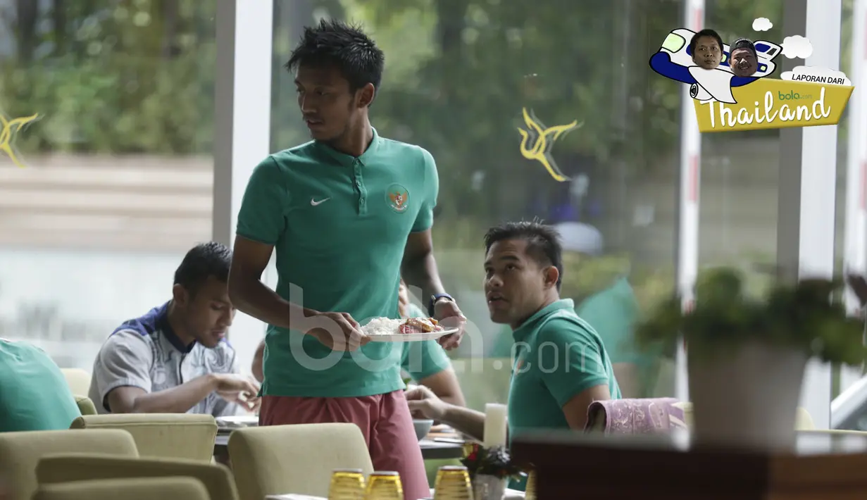 Pemain Timnas Indonesia terlihat rileks jelang laga hidup mati lawan Thailand pada final leg kedua Piala AFF 2016 di Hotel Grand Fourwings, Bangkok, Jumat (16/12/2016). (Bola.com/Vitalis Yogi Trisna)