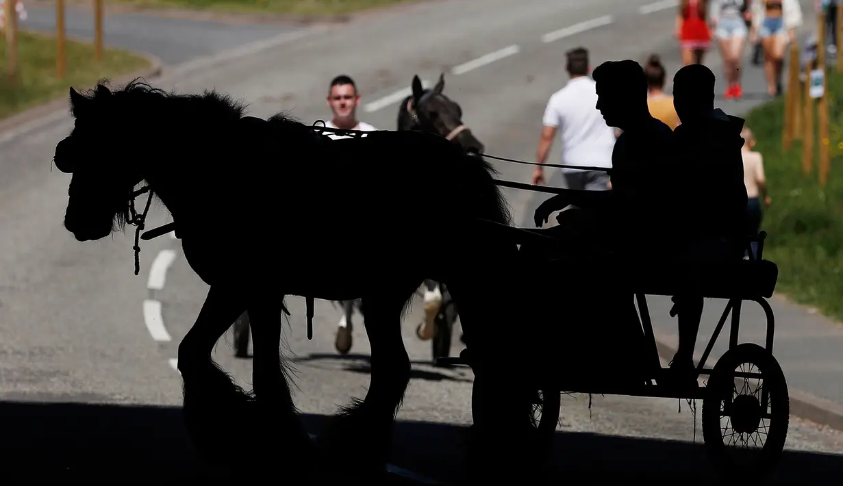 Sejumlah warga saat beranjak untuk melihat Horse Fair di Westmorland , Inggris utara , 2 Juni 2016. Sejumlah penunggang atau penyuka kuda mengikuti acara ini. (REUTERS / Phil Noble)