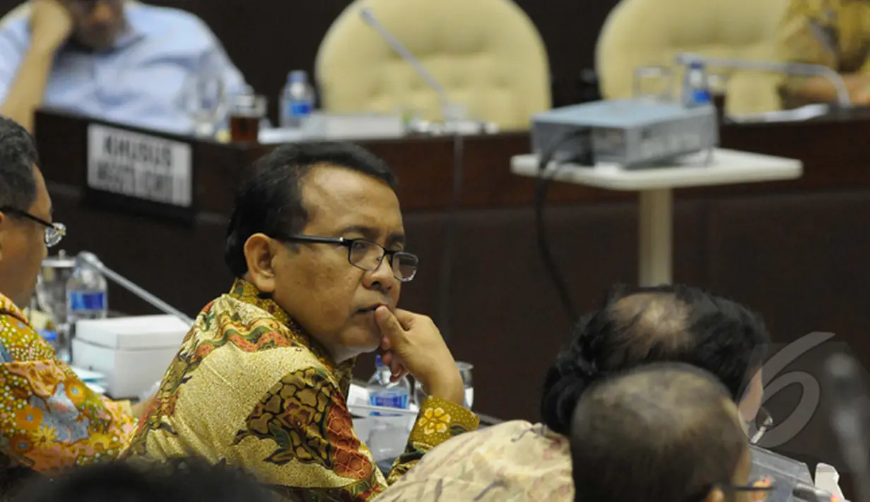 Mensesneg Pratikno (kedua kiri) saat mengikuti rapat dengar pendapat (RDP) bersama Komisi II DPR, di Gedung DPR, Senayan, Jakarta, Senin (2/2/2015). (Liputan6.com/Andrian M Tunay) 