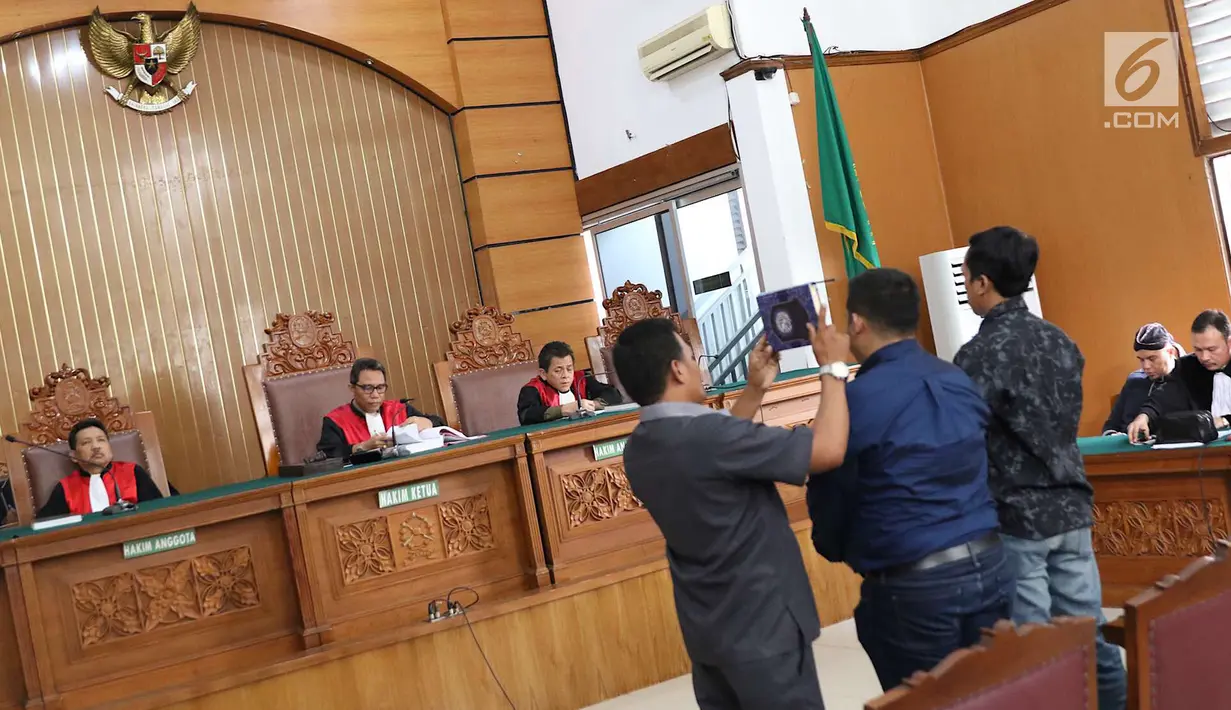 Suasana sidang lanjutan kasus ujaran kebencian terdakwa Ahmad Dhani di Pengadilan Negeri Jakarta Selatan, Senin (2/7). Sidang tersebut menghadirkan saksi dari jaksa dan saksi meringankan dari Ahmad Dhani. (Liputan6.com/Immanuel Antonius)