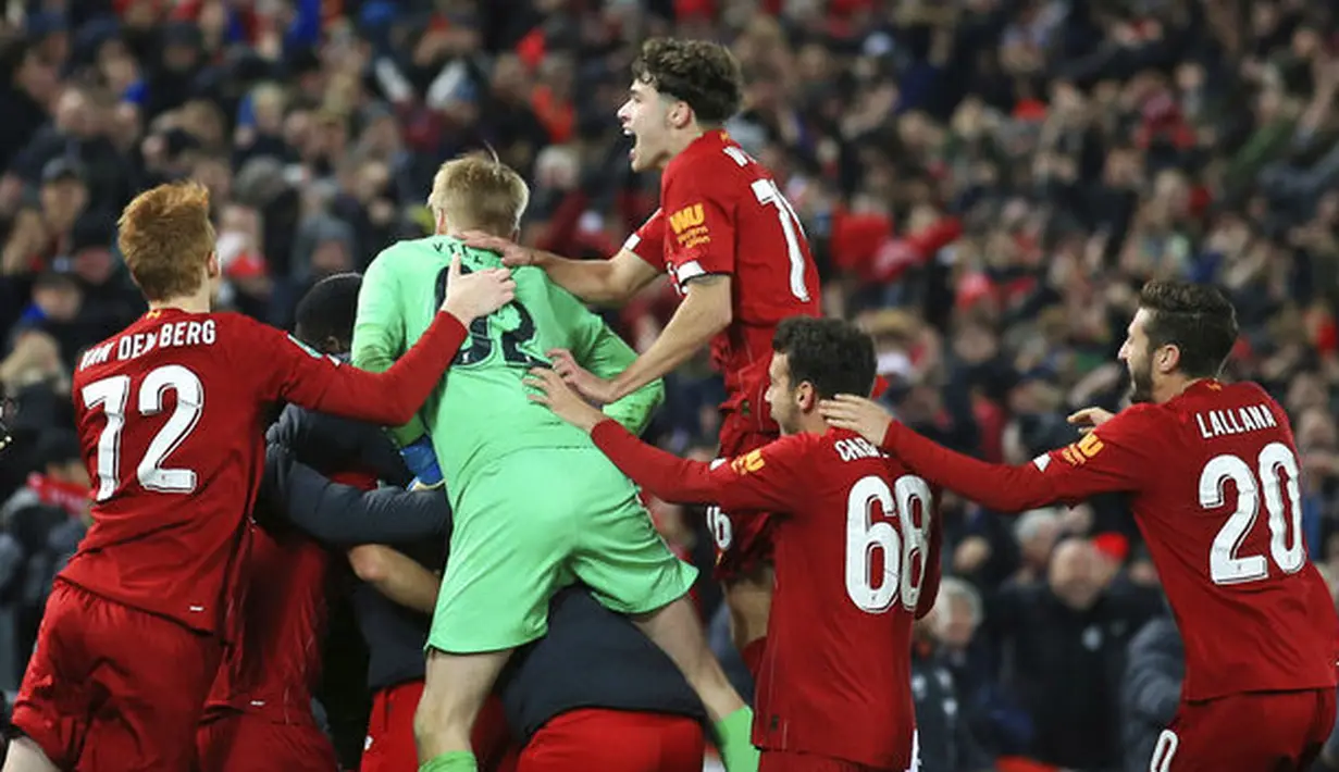 Para pemain Liverpool merayakan kemenangan atas Arsenal pada laga Piala Liga Inggris 2019 di Stadion Anfield, Rabu (30/10). Liverpool menang adu penalti atas Arsenal dengan skor 5-4. (AP/Jon Super)