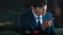 Park Min Hwan bertindak semena-mena dan tidak merasa sedikit pun rasa terima kasih terhadap istrinya yang rela berkorban. Dia adalah orang yang egois. Park Min Hwan hanya mencari istri yang bisa dia kendalikan dan manfaatkan dalam segala hal. (Foto: Instagram/ tvn_drama)