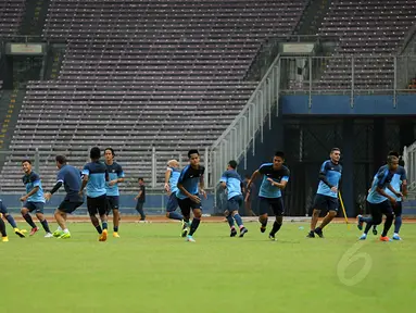 Timnas Senior Indonesia kembali menjalani sesi latihan di Stadion GBK Jakarta, Senin (10/11/2014). (Liputan6.com/Helmi Fithriansyah)