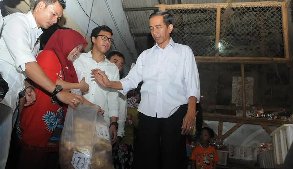 Jokowi melihat beberapa produk kerupuk dan beberapa jajanan lainnya untuk dibeli (Liputan6.com/Herman Zakharia)
