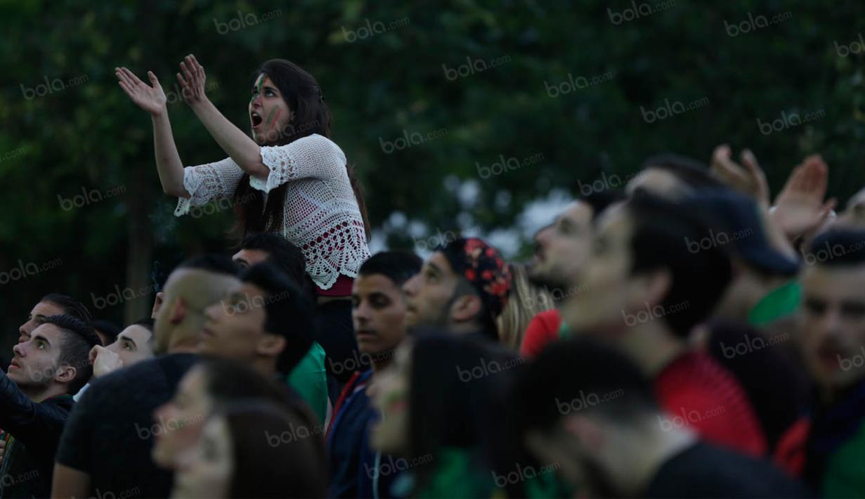 Seorang fans wanita tampak cemas, hingga 90 menit, CR 7 dan rekan-rekannya masih belum mampu membobol gawang Croatia. (Bola.com/Vitalis Yogi Trisna)