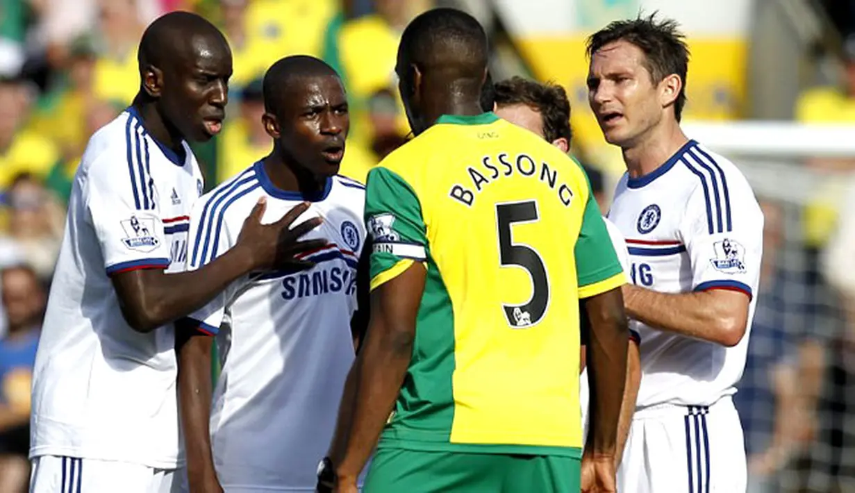 Ramires bersitegang dengan Sebastien Bassong pada pertandingan sepak bola Liga Premier Inggris antara Norwch City vs Chelsea di Carrow Road, di Norwich (06/10/13). (AFP/Ian Kington)