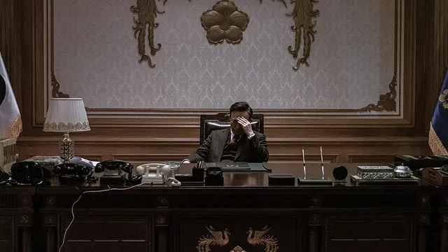Lee Sung Min sebagai Presiden Park. (Foto: Dok. IMDb/ Showbox)