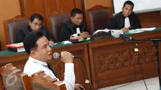 Saksi ahli hukum tata negara Yusril Ihza Mahendra menyampaikan keterangan dalam kasus penyebaran ujaran kebencian yang dilakukan oleh Zamran dan Rizal di Pengadilan Negeri (PN) Jakarta Selatan, Senin (15/5). (Liputan6.com/Immanuel Antonius)