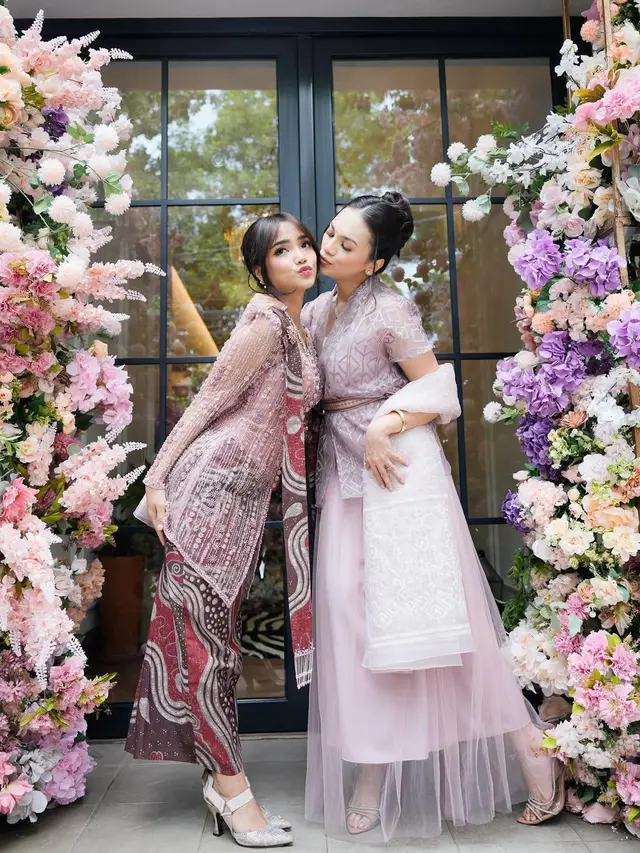 6 Pesona Fuji An dalam Balutan Kebaya Pink di Acara Lamaran Sang Kakak, Frans Faisal