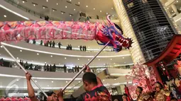Liong sepanjang 18 meter meliuk-liuk hibur pengunjung pada perayaan Tahun Baru Imlek 2568 di Senayan City, Jakarta Jakarta Sabtu (28/01). Atraksi ini digelar pada Sabtu dan Minggu hingga tanggal 5 Februari. (Liputan6.com/Fery Pradolo)