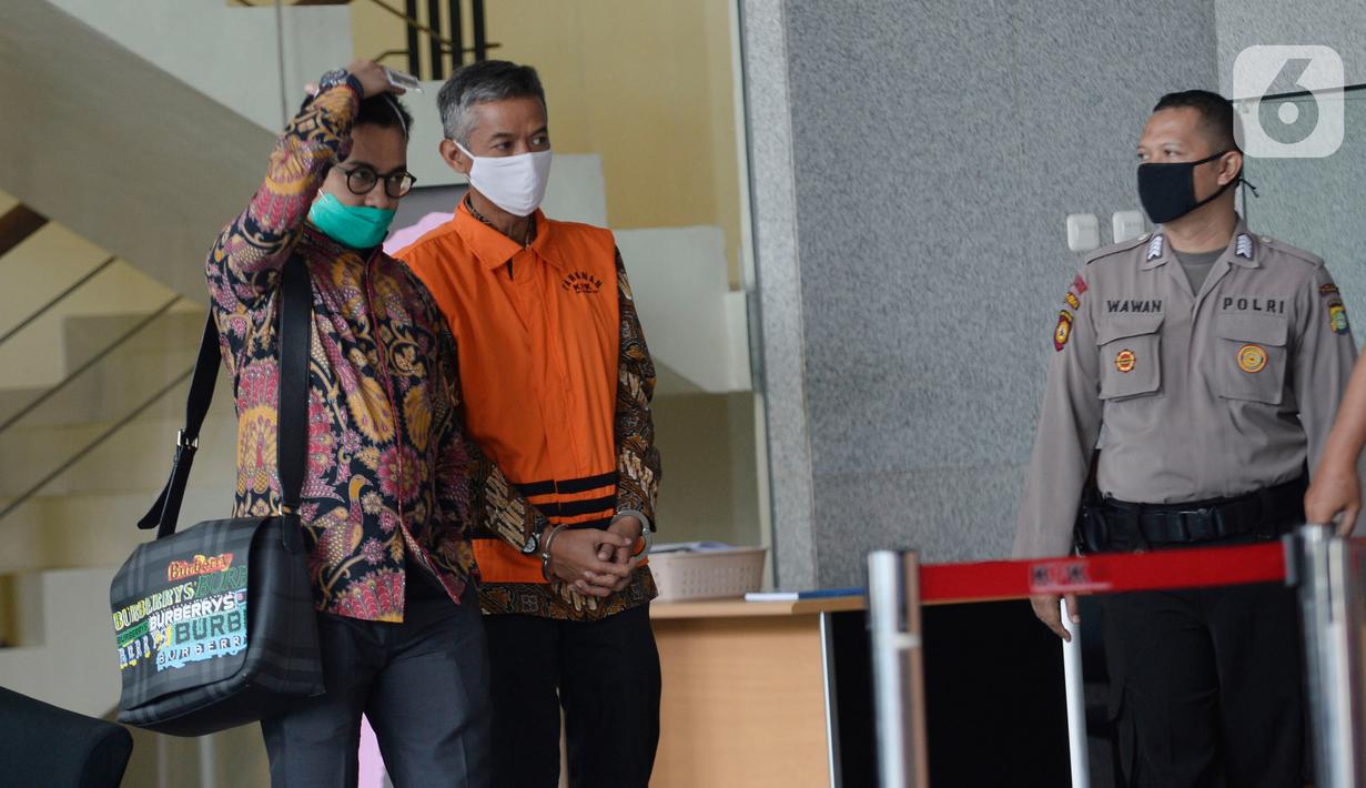 Mantan Komisioner KPU RI, Wahyu Setiawan berjalan didampingi kuasa hukumnya usai menjalani sidang dengan agenda dakwaan saat sidang online di Gedung KPK, Jakarta, Kamis (28/5/2020). Wahyu Setiawan diperiksa terkait dugaan menerima suap pengurusan PAW anggota DPR dari PDIP. (merdeka.com/Dwi Narwoko)