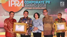 Direktur Bisnis Bank DKI, Antonius W. Mulyono (kedua dari kiri) menerima penghargaan Indonesia Corporate PR Award 2018 kategori Top 8 Popular Company in Banking Sector dari Fadel Muhammad di Jakarta, (24/08). (Liputan6.com/HO/Budi)