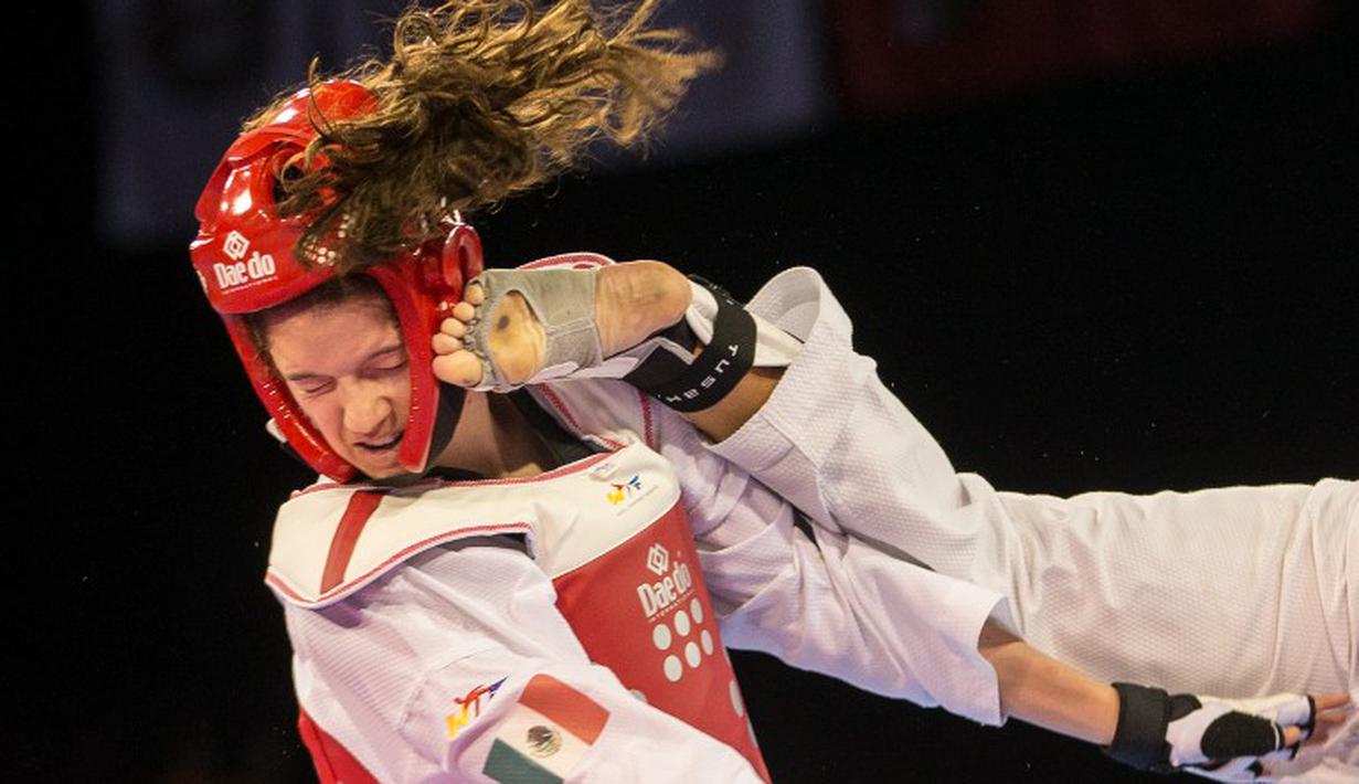 Taekwondoin Meksiko, Paulina Armeria, terkena tendangan Cheyenne Lewis dari AS dalam perebutan emas taekwondo putri kelas -57kg Pan American Games 2015 di Toronto, Kanada. (20/72015). (AFP PHOTO/GEOFF ROBINS)