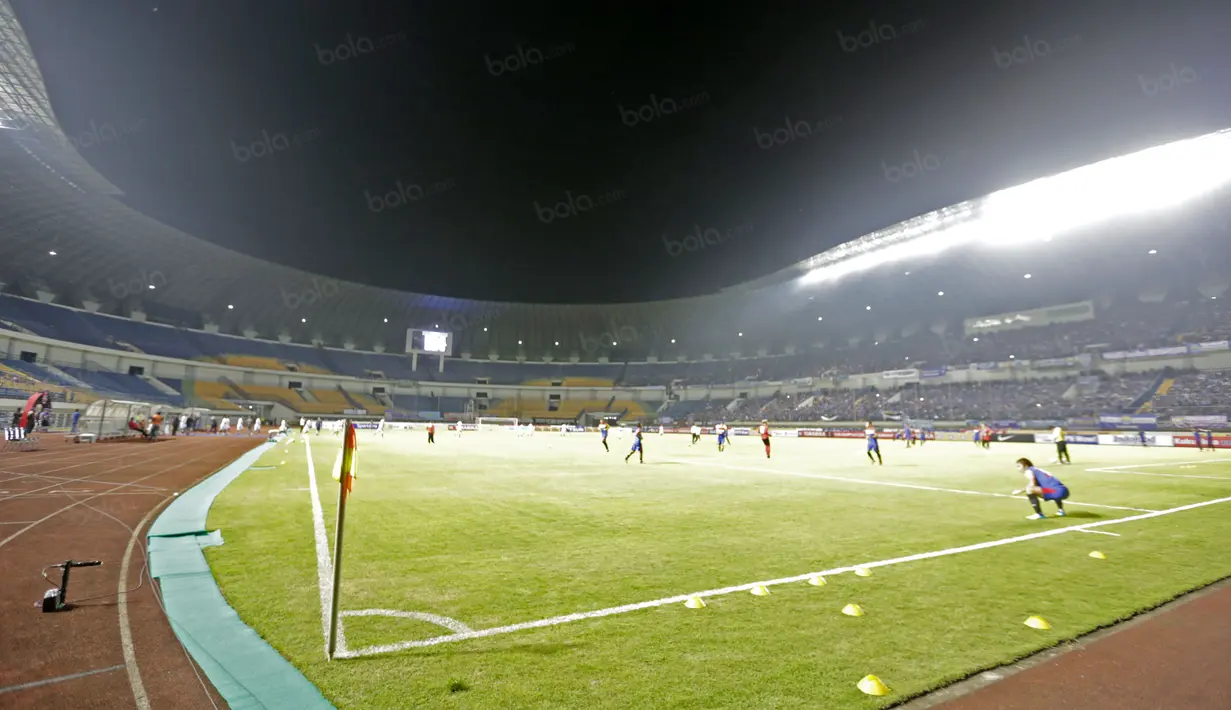 Stadion Gelora Bandung Lautan Api berkapasitas 38.000 penonton. (Bola.com/Nicklas Hanoatubun)