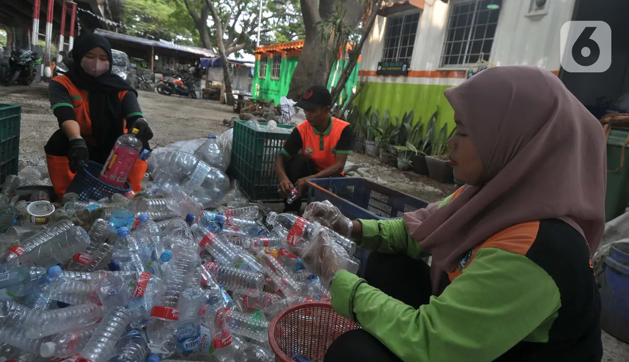 Pembuatan perahu tersebut menggunakan waktu luang diantara pengerjaan pengambilan sampah yang biasa dilakukan pada pagi, siang hingga sore hari. (merdeka.com/Imam Buhori)