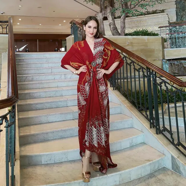 Potret Cinta Laura Pakai Produk Desainer Lokal. (Sumber: Instagram/claurakiehl)