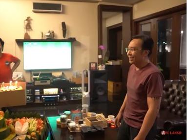 Inilah detik-detik Ari Lasso diberi kejutan oleh keluarganya. Istri dan anaknya membawa kue ulang tahun dan tumpeng untuk mantan vokalis grup band Dewa 19 tersebut. Tampak raut wajahnya tampak terkejut dan tidak menyangka akan meniup lilin tepat di hari bertambahnya usia yang sudah setengah abad. (Liputan6.com/YouTube/ARI LASSO TV)