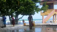 Banjir pasang air laut atau rob di Pantai Kuta, Bali. (Liputan6.com/Dewi Divianta)