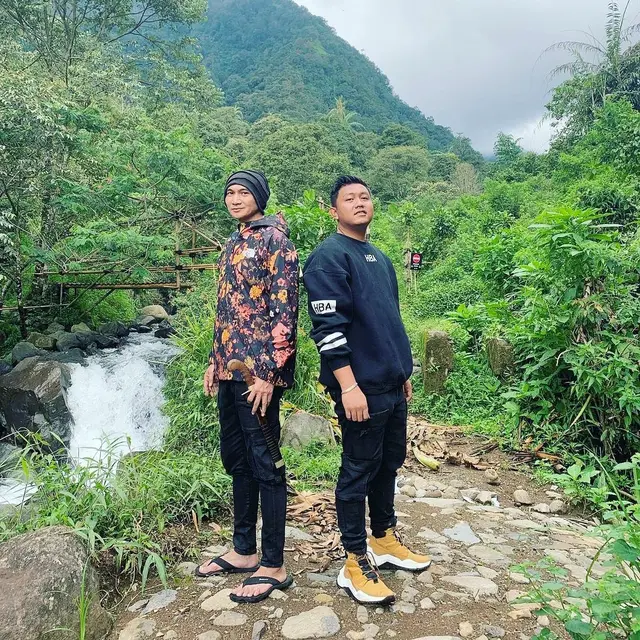 6 Gaya Penampilan Denny Caknan saat di Luar Panggung, Tampil Menawan