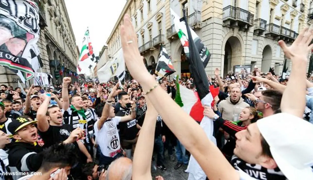 Para pendukung Juventus merayakan keberhasilan Juventus meraih Scudtto gelar Serie A musim 2012/2013 setelah mengalahkan Palermo 1-0, di Turin, Minggu, 5 Mei, 2013.