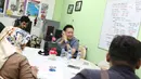 Pria yang diduga menendang anak dalam insiden ayunan di Kelapa Gading, Jonathan, berdialog dengan Ketua Komnas PA Arist Merdeka Sirait di Komnas Perlindungan Anak (KPA), Jakarta, Senin (30/4). (Liputan6.com/Immanuel Antonius)