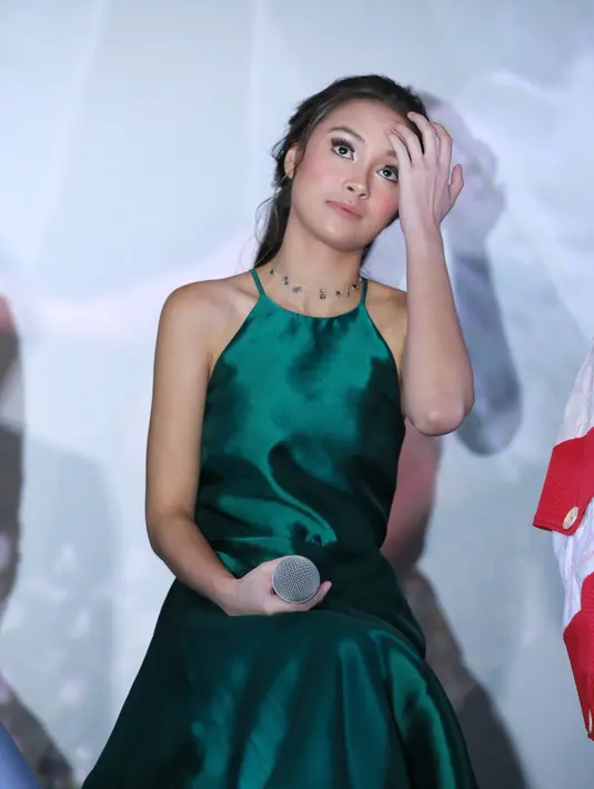 "Itu aku capek banget, mulai syuting itu dari jam 5 sore, mikirin feel, mikirin sana-sini, aku nangis dengerin lagu yang bener-bener bikin aku nangis" tambahnya. (Adrian Putra/Bintang.com)