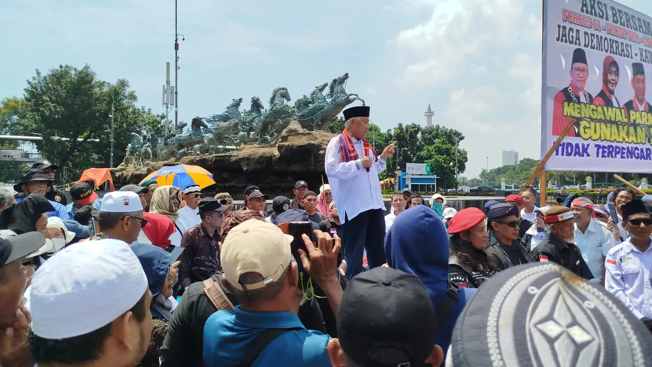Mantan Ketua Umum Majelis Ulama Indonesia (MUI) Din Syamsuddin memberikan orasi di kawasan Patung Kuda Arjuna Wiwaha, Jakarta Pusat pada Senin (22/4/2024).
