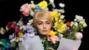 Top model Gigi Hadid mengenakan rancangan rumah mode Moschino saat Milan Fashion Week di Italia, Kamis (21/9). Gigi Hadid memperagakan koleksi Spring/Summer 2018 dari Moschino. (AP Photo/Luca Bruno) 