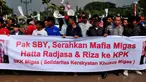 Aliansi Solidaritas Kerakyatan Khusus Migas (SKK MIGAS) menggelar aksi unjuk rasa di depan Istana Negara, Jakarta, Selasa (10/6/14). (Liputan6.com/Andrian M Tunay)