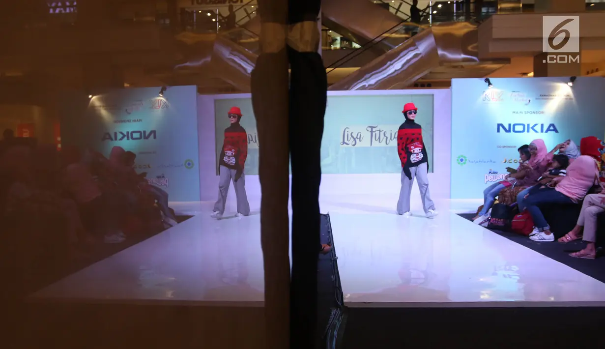Seorang model berjalan di atas catwalk membawakan koleksi desainer Indonesia Fashion Chamber (IFC) dalam Fimela Fuchsia Market 2018 di Kota Kasablanka, Jakarta, Sabtu (26/5). (Liputan6.com/Arya Manggala)