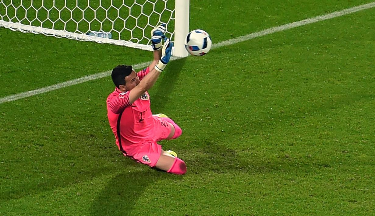 Kiper Kroasia, Danijel Subasic, menggagalkan penalti bek Spanyol, Sergio Ramos, pada laga Grup D Piala Eropa 2016 di Stade Mahmut-Atlantique, Bordeaux, Rabu (22/6/2016) dini hari WIB. (AFP/Mehdi Fedouach)
